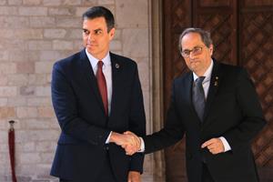 Els presidents Quim Torra i Pedro Sánchez encaixen la mà abans de reunir-se al Palau de la Generalitat el 6 de febrer de 2020. ACN