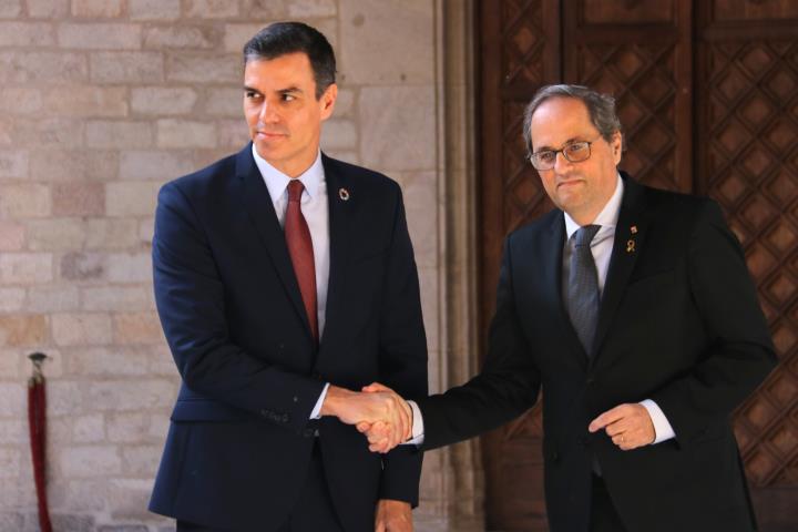 Els presidents Quim Torra i Pedro Sánchez encaixen la mà abans de reunir-se al Palau de la Generalitat el 6 de febrer de 2020. ACN