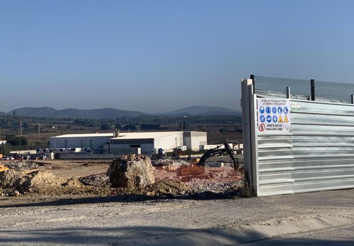 Els propietaris de l'antiga Griffi comencen els treballs al solar, a l'espera de la llicència d'obres del nou parc comercial. EIX