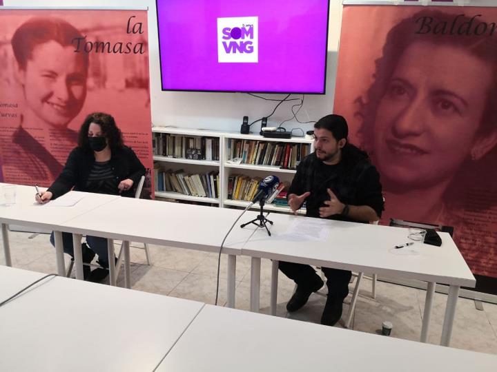 Els regidors de Som Vng, Enver Aznar i Ester Franco en roda de premsa. Eix