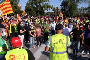 Els treballadors de la fàbrica de Saint-Gobain de l'Arboç davant la planta en la manifestació per denunciar el tancament de la divisió Glass. ACN