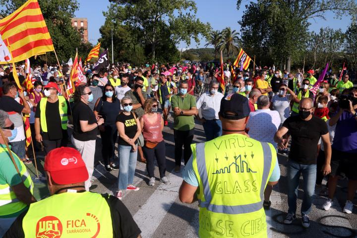 Els treballadors de la fàbrica de Saint-Gobain de l'Arboç davant la planta en la manifestació per denunciar el tancament de la divisió Glass. ACN