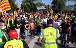 Els treballadors de la fàbrica de Saint-Gobain de l'Arboç davant la planta en la manifestació per denunciar el tancament de la divisió Glass. ACN