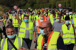 Els treballadors de Robert Bosch es manifesten a l'entorn de la fàbrica per exigir una solució alternativa al tancament. ACN