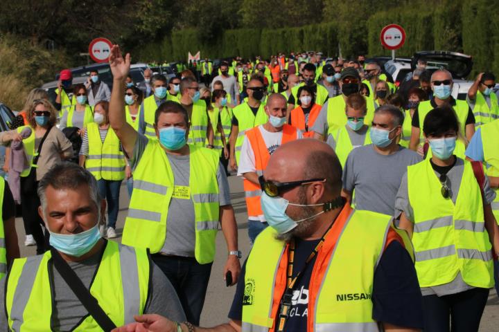 Els treballadors de Robert Bosch es manifesten a l'entorn de la fàbrica per exigir una solució alternativa al tancament. ACN