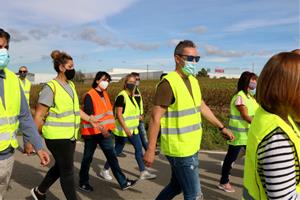 Els treballadors de Robert Bosch es manifesten a l'entorn de la fàbrica per exigir una solució alternativa al tancament