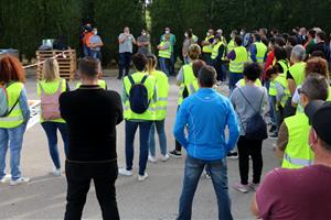 Els treballadors de Robert Bosch es manifesten a l'entorn de la fàbrica per exigir una solució alternativa al tancament