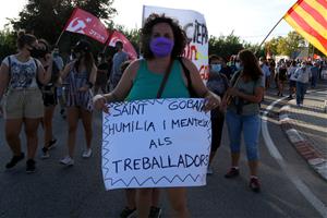 Els treballadors de Saint-Gobain tornen a tallar l'N-340 a l'Arboç per denunciar el tancament de la cristalleria. ACN