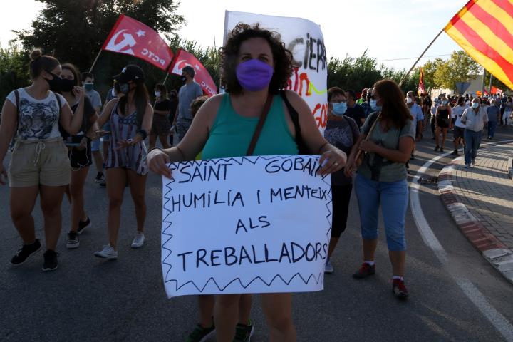 Els treballadors de Saint-Gobain tornen a tallar l'N-340 a l'Arboç per denunciar el tancament de la cristalleria. ACN