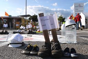 Els treballadors de Saint-Gobain tornen a tallar l'N-340 a l'Arboç per denunciar el tancament de la cristalleria