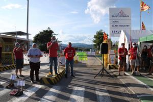 Els treballadors de Saint-Gobain tornen a tallar l'N-340 a l'Arboç per denunciar el tancament de la cristalleria