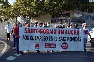Els treballadors de Saint-Gobain tornen a tallar l'N-340 a l'Arboç per denunciar el tancament de la cristalleria