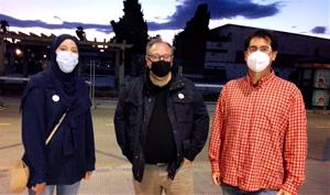 Els tres regidors de Som Poble - ERC davant l'edifici del Tabaris. Eix