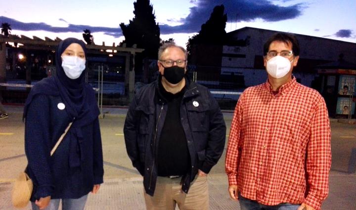 Els tres regidors de Som Poble - ERC davant l'edifici del Tabaris. Eix