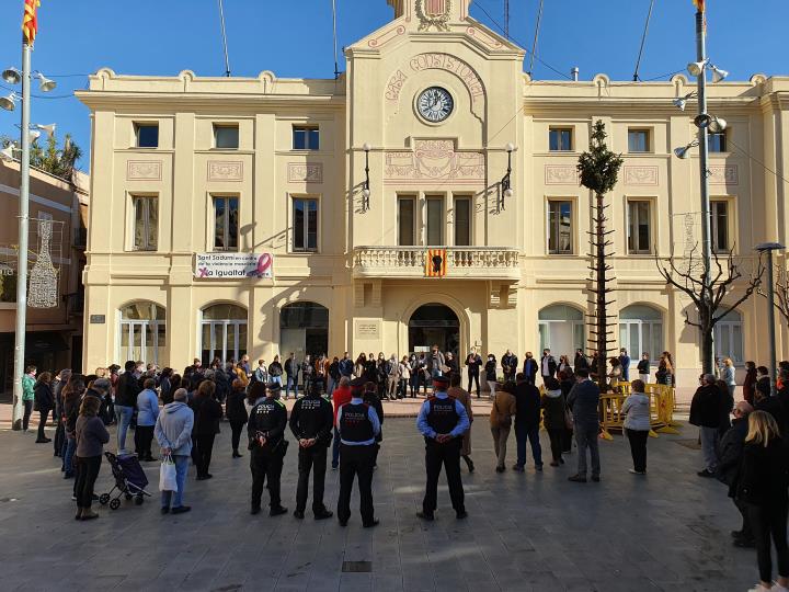 Emotiu de silenci a Sant Sadurní en memòria del regidor Rafa Berlanga. Ajt Sant Sadurní d'Anoia