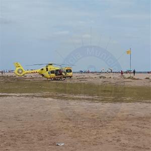 En estat greu un nen de 10 anys que s'ha ofegat a la platja del Vendrell. Policia local del Vendrel