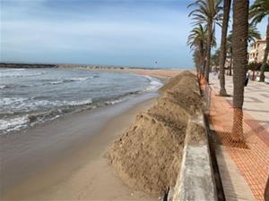 En marxa l'aportació de sorra a la platja Llarga de Cubelles per pal·liar els efectes del temporal Gloria. Ajuntament de Cubelles