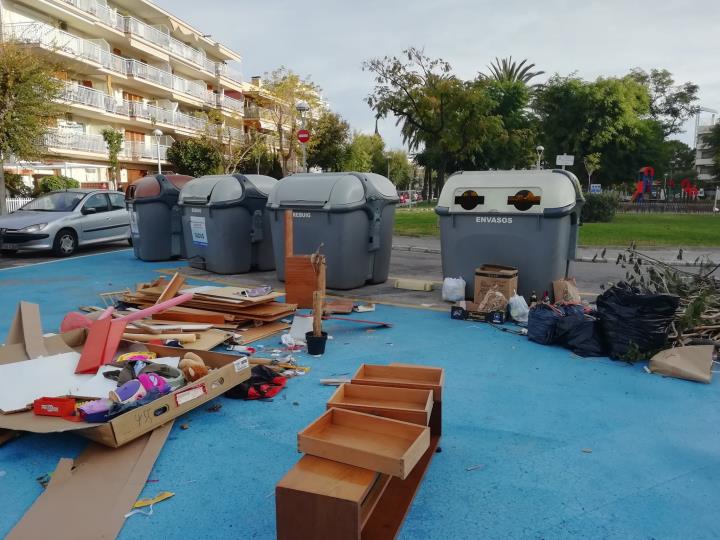 En marxa l'estudi de detall per implantar la recollida de les escombraries porta a porta i en contenidors tancats a Vilanova. Marta Creus