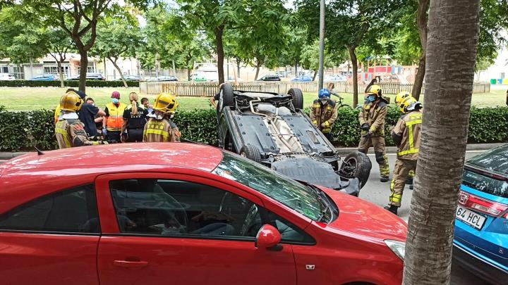 Espectacular accident de trànsit a la rambla Sant Jordi de Vilanova. EIX