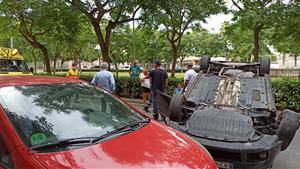 Espectacular accident de trànsit a la rambla Sant Jordi de Vilanova