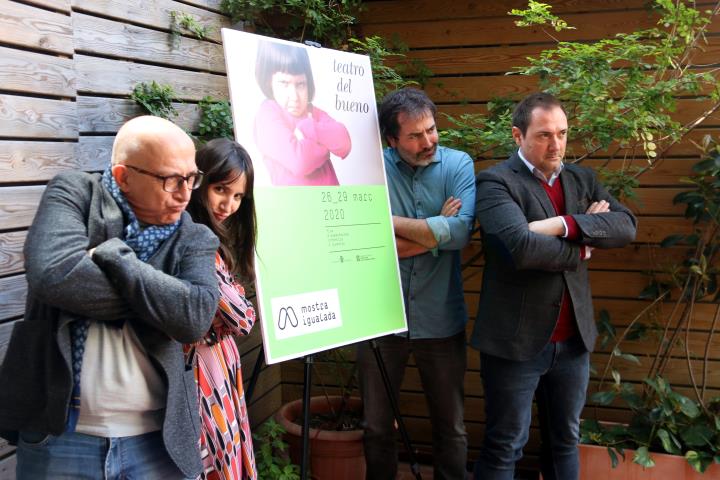 Foto de família dels organitzadors de la Mostra Igualada a la llibreria Laie, el 9 de març del 2020 . ACN