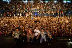 Fotografia de família del grup colombià Morat amb el públic que ha assistit al concert que el conjunt ha ofert al Festival Jardins de Terramar de Sitg