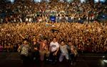 Fotografia de família del grup colombià Morat amb el públic que ha assistit al concert que el conjunt ha ofert al Festival Jardins de Terramar de Sitg