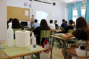 Gel hidroalcohòlic i un rotlle de paper a l'entrada d'una aula de 4t d'ESO de l'Institut Antoni de Martí i Franquès de Tarragona. ACN