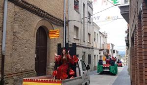 Gelida va celebrar la diada de Sant Jordi amb una cercavila amb els personatges de la llegenda . Ajuntament de Gelida