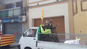 Gelida va celebrar la diada de Sant Jordi amb una rua amb els personatges de la llegenda 