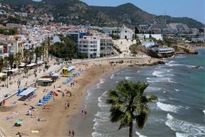 Gran pla general aeri de tota la platja de Sant Sebastià de Sitges. Imatge publicada el 21 de juny del 2019. ACN