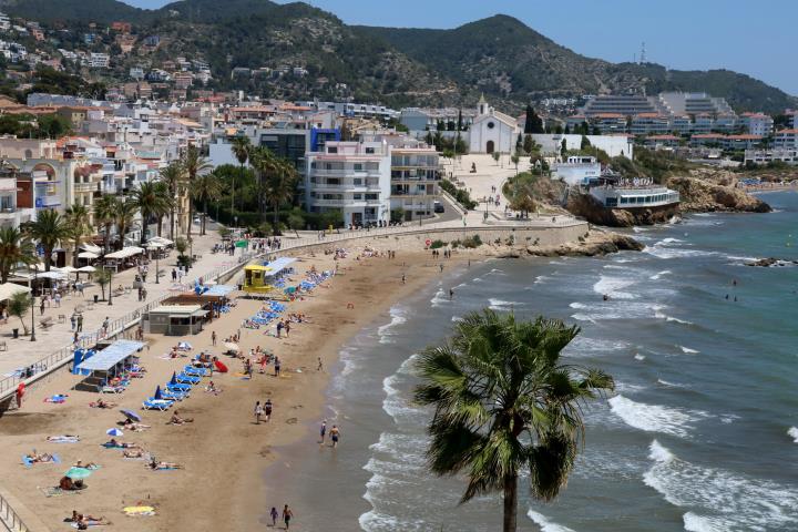 Gran pla general aeri de tota la platja de Sant Sebastià de Sitges. Imatge publicada el 21 de juny del 2019 . ACN