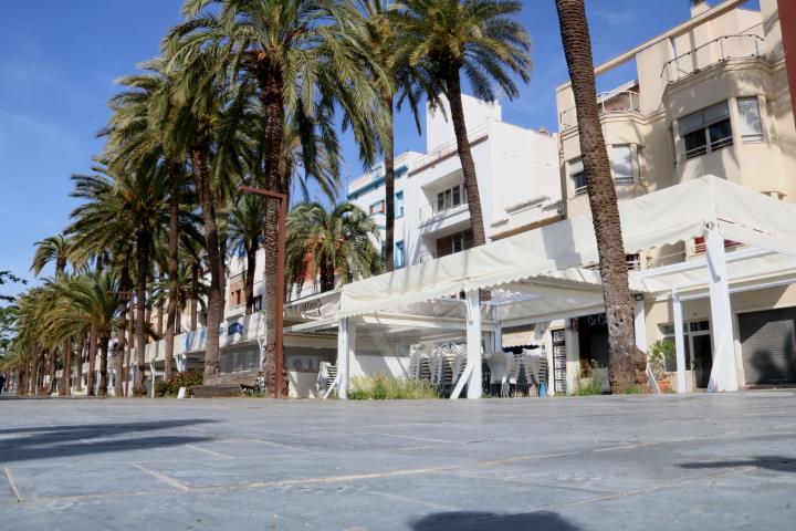 Gran pla general contrapicat dels restaurants del Passeig del Carme de Vilanova i la Geltrú, tancats degut al confinament. ACN