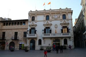 Gran pla general de la façana principal de l'ajuntament de Vilafranca del Penedès. ACN
