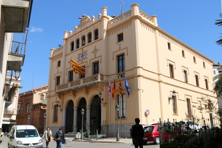 Gran pla general de l'edifici de l'ajuntament de Sitges. ACN