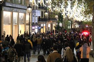 Gran pla general del Portal de l'Àngel de Barcelona, ple de gent fent compres en plena campanya de Nadal. ACN