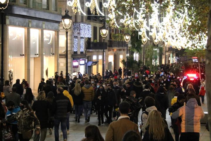 Gran pla general del Portal de l'Àngel de Barcelona, ple de gent fent compres en plena campanya de Nadal. ACN