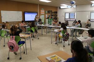 Gran pla general d'una aula de l'Escola Miquel Utrillo de Sitges, plena d'alumnes distanciats i amb mascaretes