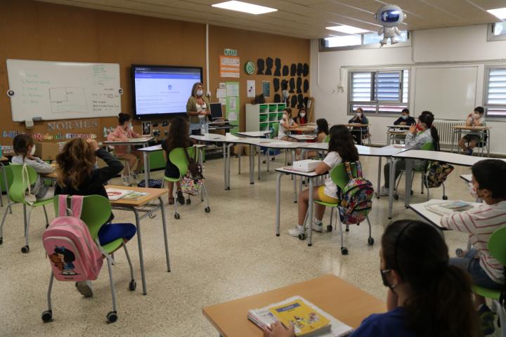 Gran pla general d'una aula de l'Escola Miquel Utrillo de Sitges, plena d'alumnes distanciats i amb mascaretes. ACN