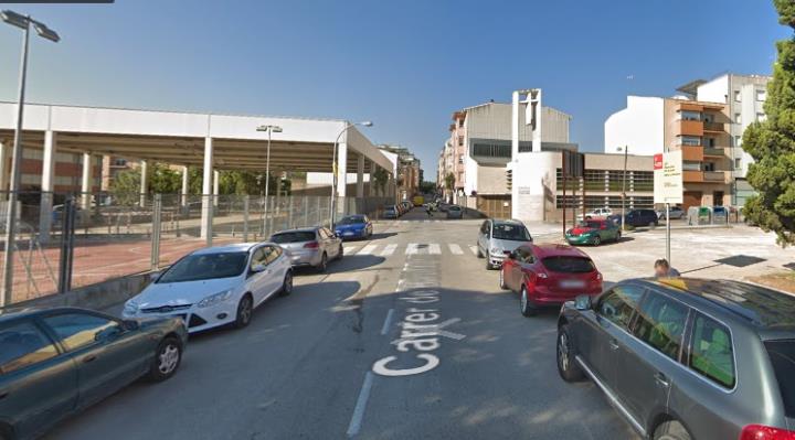 Identificat un conductor que va fugir després de xocar amb diversos vehicles estacionats a Vilafranca. Google Maps