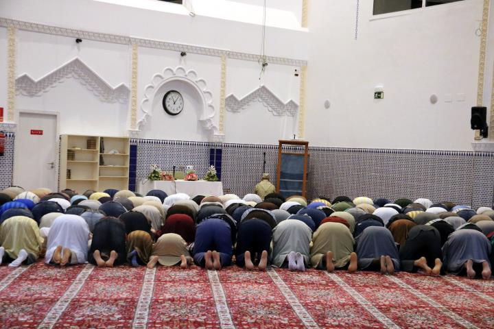 Imatge d'alguns fidels resant a la Mesquita de Salt el divendres 26 de maig de 2017. ACN