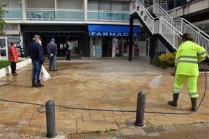 Imatge d'arxiu de les tasques de neteja i desinfecció al Vendrell, que dilluns entra en la fase 1 de desconfinament. Ajuntament del Vendrell