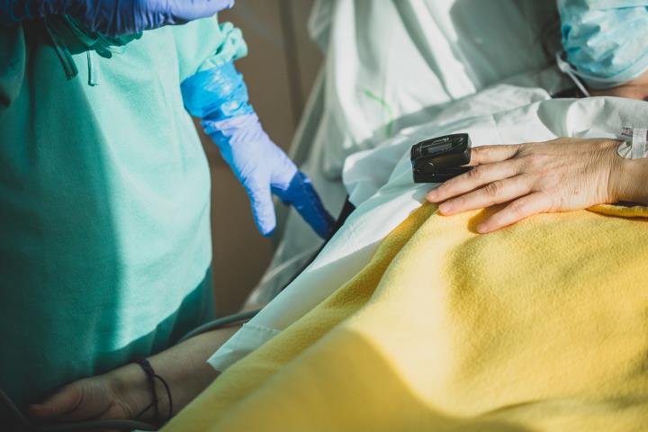 Imatge d'arxiu d'un pacient de coronavirus en un hospital català. ACN
