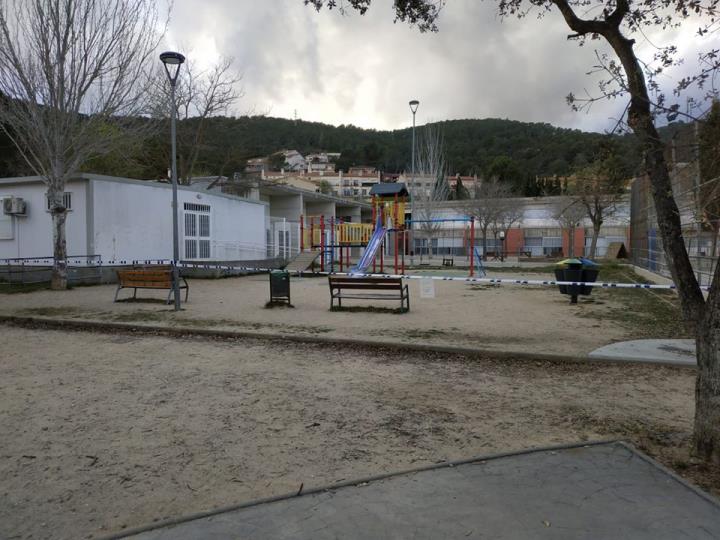 Imatge d'arxiu d'un parc infantil precintat durant el confinament al municipi d'Olivella. Ajuntament d'Olivella