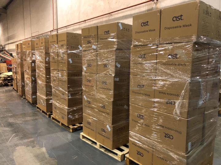 Imatge de caixes que contenen mascaretes a Sant Sadurní d'Anoia, el 28 de març del 2020. ACN