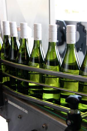Imatge de diverses ampolles de vi blanc en procés d'embotellament i etiquetatge, el 15 de desembre de 2015. ACN