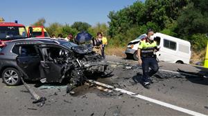 Imatge de dos vehicles accidentats a la carretera C-31, al seu pas per Vilanova i la Geltrú, el 28 de juliol del 2020. Trànsit