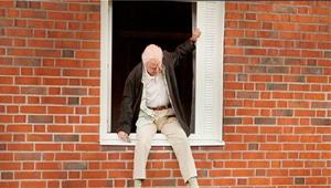 Imatge de la pel·lícula L'avi de 100 anys que es va escapar per la finestra . EIX