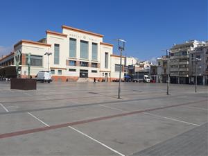 Imatge de la plaça del Mercat de Vilanova, on cada dissabte se celebra el mercadal. Mar Sànchez