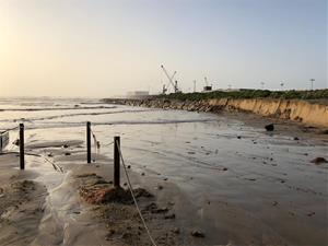 Imatge de la platja del Far després del temporal Glòria